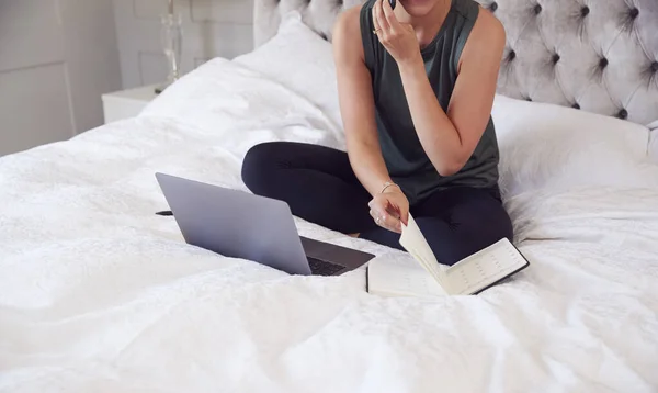 Close Van Zakenvrouw Zitten Bed Met Laptop Mobiele Telefoon Werken — Stockfoto