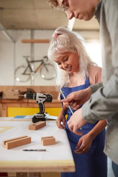 Craftsman Mentoring Aprendiz Feminino Oficina Construção Bicicletas Bambu Sustentáveis — Fotografia de Stock