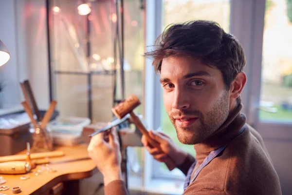 Retrato Del Joyero Masculino Sonriente Banco Trabajando Estudio —  Fotos de Stock