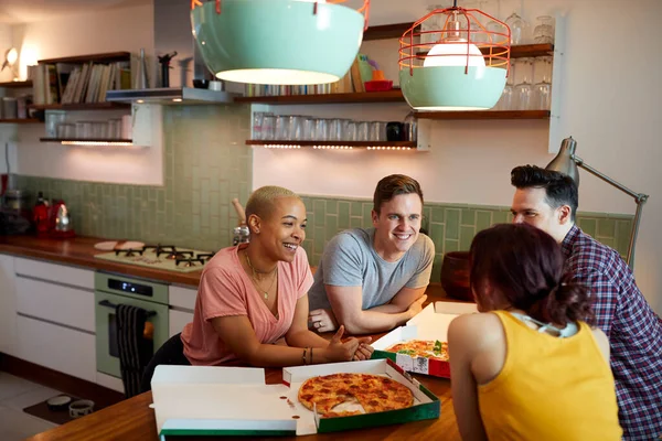 Grupo Amigos Gay Que Reúnen Casa Comen Pizza Para Llevar —  Fotos de Stock