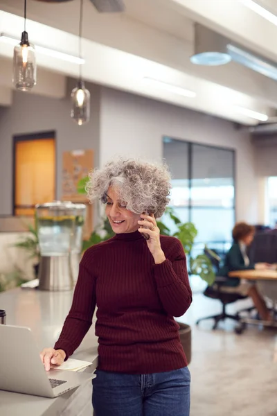 Volwassen Zakenvrouw Werken Laptop Modern Kantoor Met Behulp Van Mobiele — Stockfoto