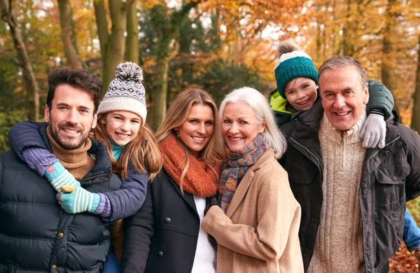 Porträtt Leende Flera Generationer Familjevandring Längs Höstens Skogsväg — Stockfoto