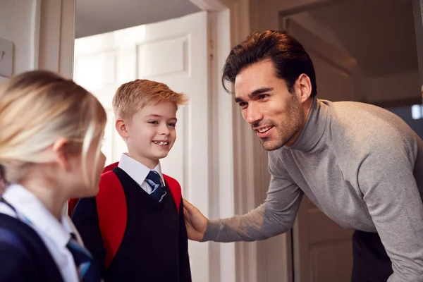 Pai Filhos Preparando Para Sair Casa Para Escola Manhã Porta — Fotografia de Stock