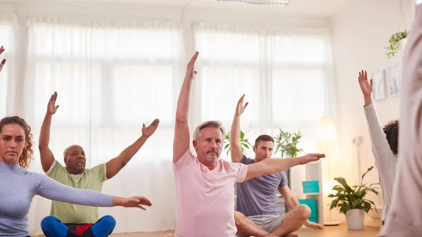 Groupe Avec Professeur Assis Sur Des Tapis Exercice Étirant Dans — Photo