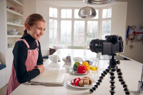 Νεαρή Κοπέλα Vlogger Κάνοντας Βίντεο Κοινωνικών Μέσων Ενημέρωσης Για Μαγείρεμα — Φωτογραφία Αρχείου