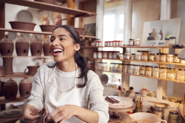 Vrouwelijke Pottenbakker Passen Clay Handles Mokken Keramiek Studio — Stockfoto