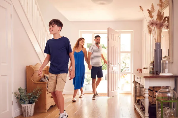 Parents Avec Fils Regardant Autour Nouvelle Maison Avant Ils Emménagent — Photo
