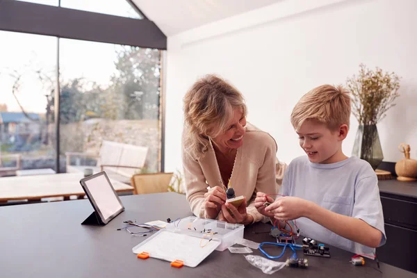 Nipote Con Nonna Assemblaggio Componenti Elettronici Costruire Robot Insieme Casa — Foto Stock