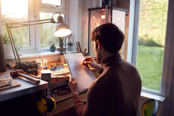Erkek Kuyumcu Stüdyoda Yüzük Tasarımı Yapıyor — Stok fotoğraf