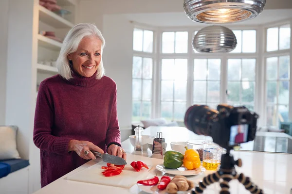 Senior Žena Vlogger Tvorba Sociálních Médií Video Vaření Pro Internet — Stock fotografie