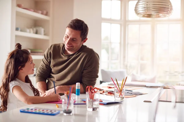 Tochter Bei Zuhause Mit Vater Having Spaß Herstellung Craft Zusammen — Stockfoto