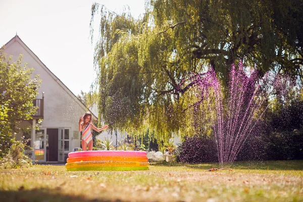 Mädchen Badekostüm Hat Spaß Sommergarten Beim Wasserspielen Aus Dem Gartenregner — Stockfoto