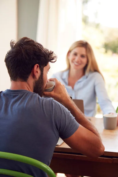 Par Med Laptop Sitter Vid Bordet Arbetar Hemifrån Och Dricka — Stockfoto