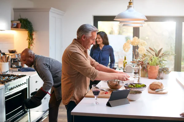 Bir Grup Olgun Arkadaş Evde Buluşup Yemek Hazırlıyor Birlikte Şarap — Stok fotoğraf