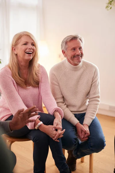 Ältere Paare Besuchen Treffen Der Selbsthilfegruppe Für Psychische Gesundheit Oder — Stockfoto