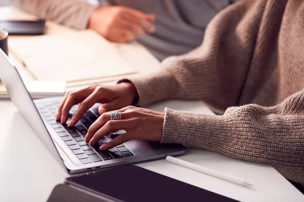 Primo Piano Della Donna Affari Che Lavora Sul Computer Portatile — Foto Stock