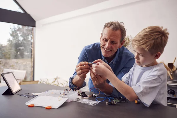 Nipote Con Nonno Assemblaggio Componenti Elettronici Costruire Robot Insieme Casa — Foto Stock