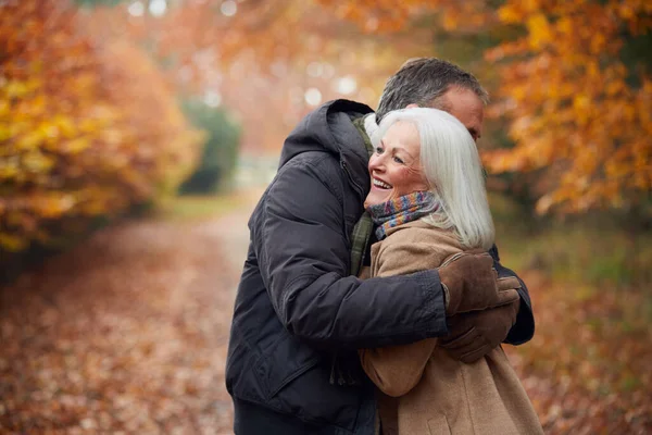 Amare Coppia Anziana Abbracciando Come Camminano Lungo Autumn Woodland Path — Foto Stock