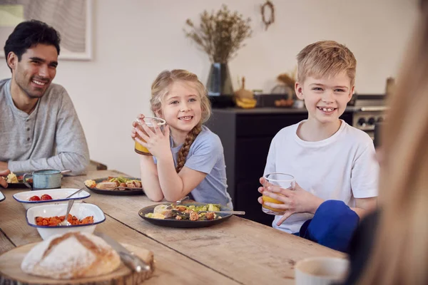 Aile Evde Pijamalarıyla Masanın Etrafında Oturmuş Brunch Keyfini Çıkarıyorlar — Stok fotoğraf