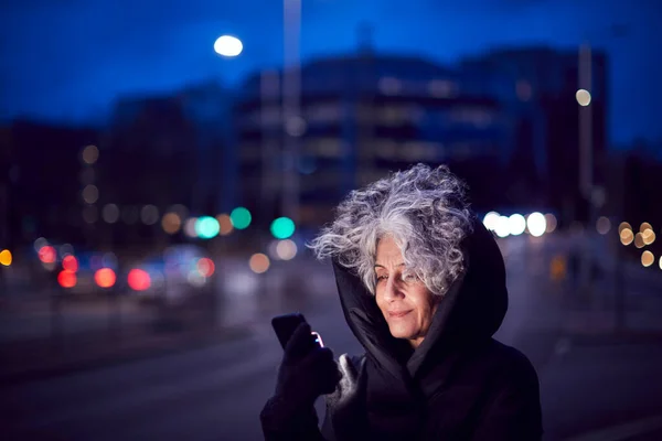 Mujer Madura Calle Ciudad Por Noche Pidiendo Taxi Usando Aplicación —  Fotos de Stock