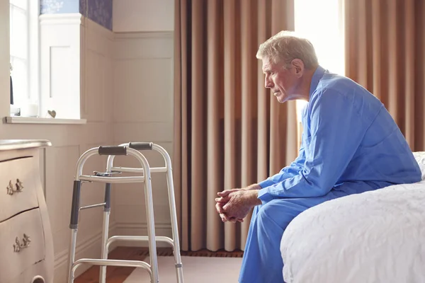 Ongelukkig Depressief Senior Man Zit Rand Van Bed Thuis Tijdens — Stockfoto