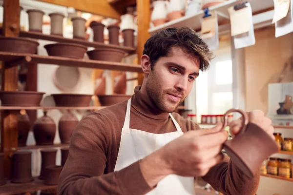 Maschio Vasaio Montaggio Argilla Maniglie Tazze Ceramica Studio — Foto Stock