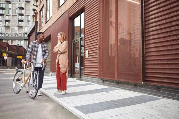 Pareja Joven Caminando Por Calle Ciudad Con Bicicleta Bambú Sostenible —  Fotos de Stock