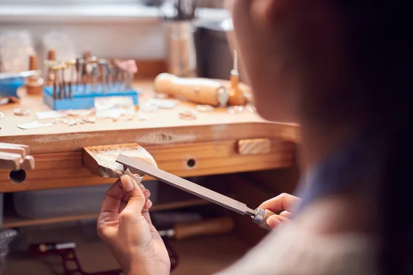 Nahaufnahme Einer Juwelierin Die Mit Feile Atelier Ring Arbeitet — Stockfoto