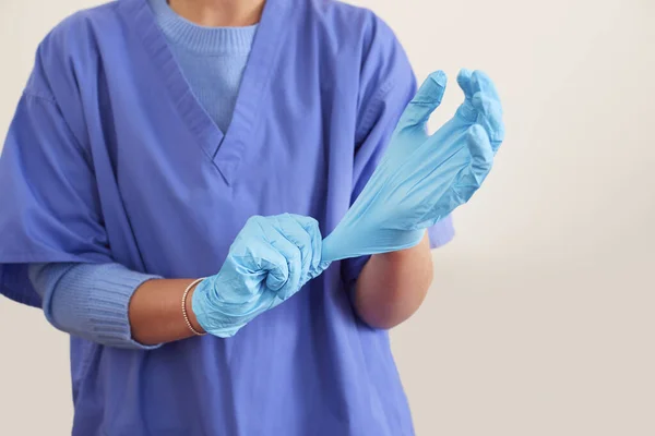 Close Van Vrouwelijke Verpleegkundige Dragen Scrubs Zetten Steriele Ppe Handschoenen — Stockfoto