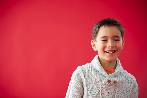 Portret Van Jonge Jongen Tegen Rode Studio Achtergrond Glimlachen Camera — Stockfoto