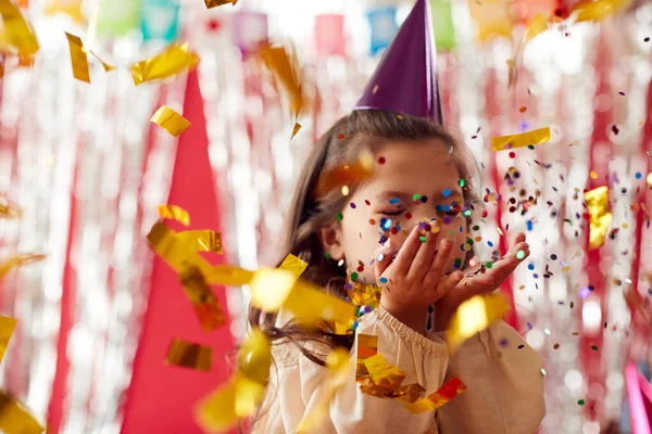 Mädchen Mit Partyhut Feiert Auf Geburtstagsparty Mit Glitzer Und Goldkonfetti — Stockfoto