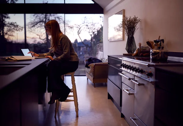 Tiro Noche Mujer Trabajo Cocina Estudiar Desde Hogar Usando Tableta — Foto de Stock