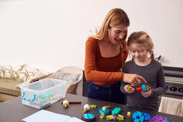 Mãe Com Filha Brincando Com Engenharia Kit Construção Juntos Casa — Fotografia de Stock