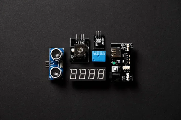 Overhead Flat Lay Shot Von Elektronischen Computerkomponenten Auf Schwarzem Hintergrund — Stockfoto