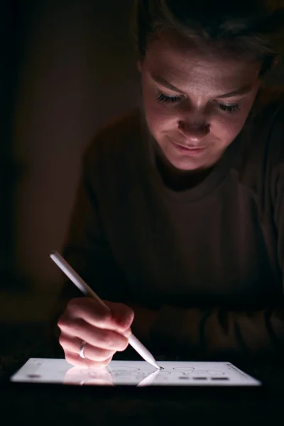 Geceleri Halıya Uzanan Stylus Pen Kullanarak Dijital Tablete Resim Çizen — Stok fotoğraf