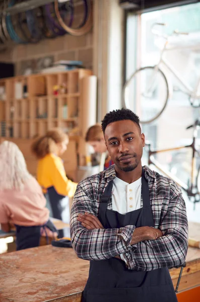 Retrato Del Dueño Una Pequeña Empresa Taller Montaje Bicicletas Bambú —  Fotos de Stock