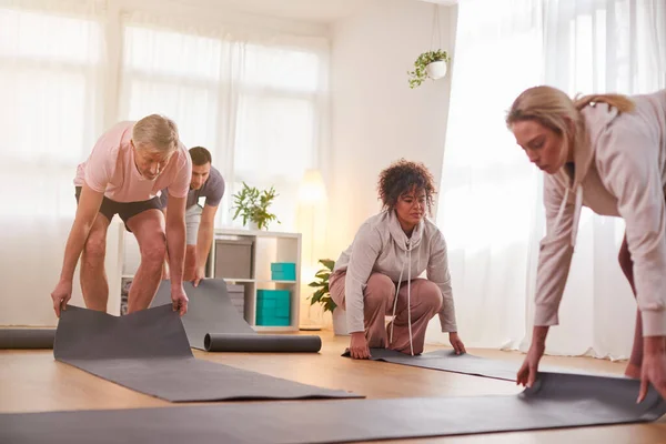 Group People Unrolling Exercise Mats Start Fitness Yoga Class Community — 스톡 사진