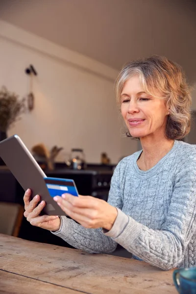 Mujer Madura Casa Comprando Productos Servicios Línea Usando Tableta Digital — Foto de Stock