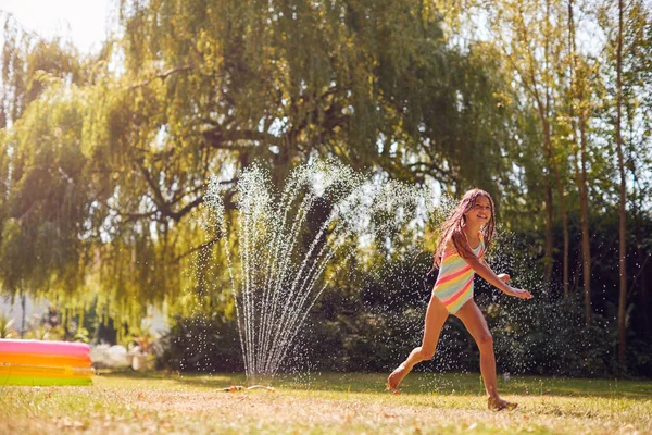 Chica Con Traje Baño Divertirse Jardín Verano Jugando Agua Del —  Fotos de Stock
