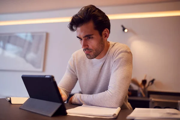 Homem Cozinha Trabalhando Estudando Partir Casa Usando Tablet Digital — Fotografia de Stock