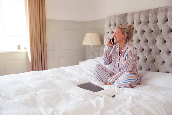 Donna Affari Pigiama Seduto Sul Letto Che Chiamata Sul Telefono — Foto Stock