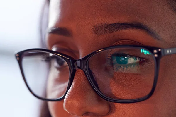 Großaufnahme Einer Geschäftsfrau Mit Brille Die Auf Den Computerbildschirm Blickt — Stockfoto