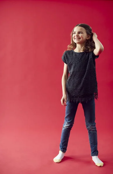 Retrato Comprimento Total Menina Contra Fundo Estúdio Vermelho Sorrindo Para — Fotografia de Stock