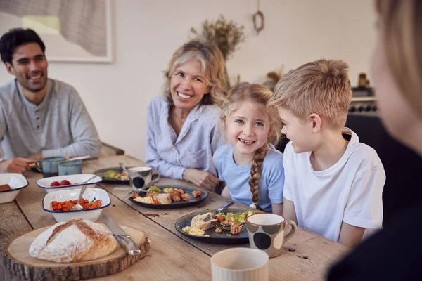 Çok Nesildir Evde Pijamalarıyla Masanın Etrafında Oturan Aile Brunch Tadını — Stok fotoğraf