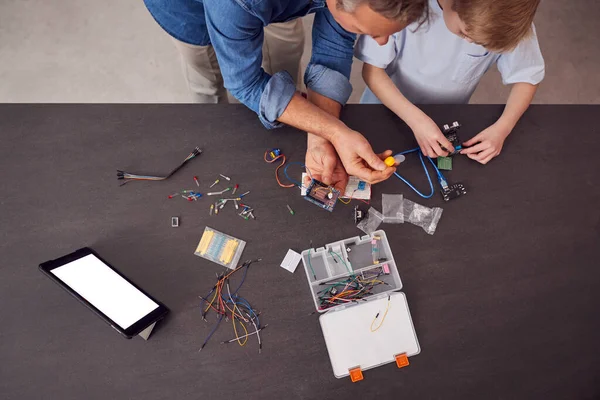 Tiro Aéreo Neto Com Avô Montando Componentes Eletrônicos Para Construir — Fotografia de Stock