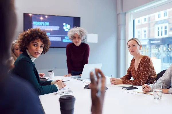 Madura Empresaria Liderando Reunión Creativa Mujeres Colaborando Alrededor Mesa Oficina — Foto de Stock