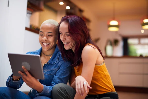 Loving Dezelfde Geslacht Vrouwelijk Paar Met Behulp Van Digitale Tablet — Stockfoto