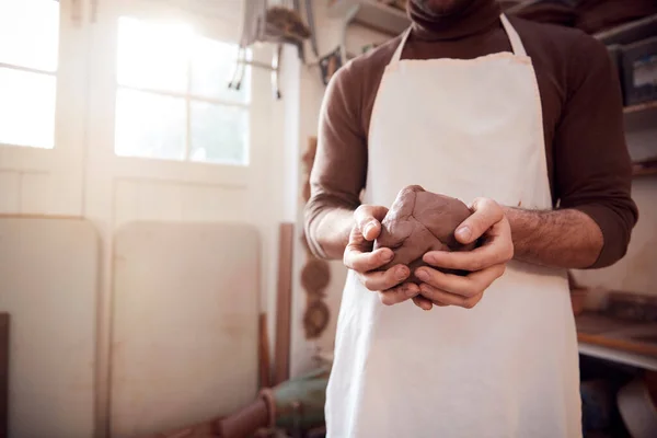 Close Van Mannelijke Pottenbakker Dragen Van Een Pron Holding Lump — Stockfoto