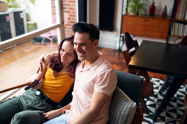 Pareja Amorosa Sentada Sofá Casa Viendo Televisión Relajándose Juntos —  Fotos de Stock