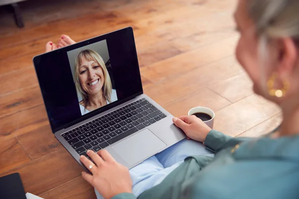 Γυναίκα Φορητό Υπολογιστή Έχοντας Συνομιλία Βίντεο Φίλο Κάθεται Στο Πάτωμα — Φωτογραφία Αρχείου